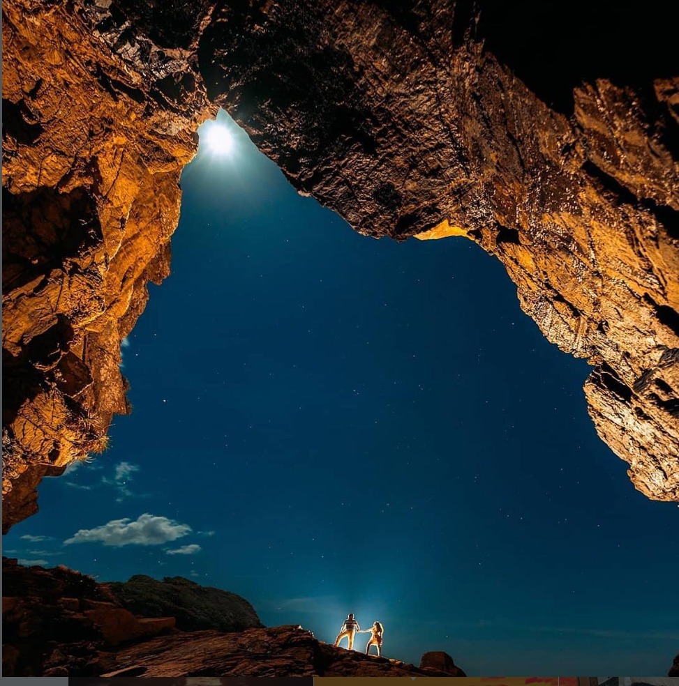 Noite na Ilha do Mel, com o clima rústico dos bares e da vida noturna da ilha